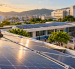 Las cubiertas con paneles solares pueden aprovechar espacios de escuelas y otras edificaciones para generar energía renovable.