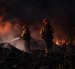 Bomberos de Quito mantienen labores de enfriamiento en La Vicentina, mientras un carril de la avenida Velasco Ibarra permanece cerrado.