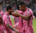 El argentino Lionel Messi y el brasileño Casemiro (d) celebran los goles anotados este miércoles en la victoria por 2-0 sobre Cruz Azul que dieron a Inter Miami el título del torneo Campeones Cup en el estadio NU.