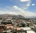 Un helicóptero de Bomberos realiza descargas de agua sobre Casitagua para apoyar las labores terrestres durante el incendio forestal registrado este jueves.