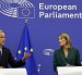 El Primer Ministro de Canadá, Mark Carney (i) y la Presidenta del Parlamento Europeo, Roberta Metsola (d).
