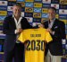 Marcelo Gallardo (i) recibió la camiseta de la selección de Ecuador, como su nuevo director técnico.