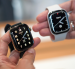 Una persona sostiene los nuevos Apple Watch Series 12, el día de su lanzamiento, en Nueva York (Estados Unidos).