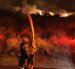 Bomberos de Quito intentan sofocar las llamas en el cerro Casitagua.
