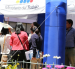 Un grupo de jóvenes asiste a una feria de empleo en Ecuador.