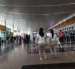 VISTA DE PASAJEROS CAMINANDO POR LOS PASILLOS DE LA TERMINAL AÉREA ||
