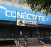 Un grupo de personas el 17 de septiembre de 2026 al caminar frente a la sede principal de la Comisión Nacional de Telecomunicaciones (CONATEL), en Caracas (Venezuela).