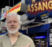 Mensaje de apoyo a Assange en espacios públicos, tras su reaparición en X