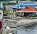 Ciudadanos pescan a diario sobre el puente que conecta la calle Portete con la avenida Rodríguez Bonín, sobre el estero Salado, en el oeste de Guayaquil.