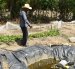 Jesús Rodríguez muestra un agujero artesanal donde almacenan la poca agua de lluvia que cae debido a la sequía en El Jícaro (Guatemala).