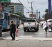 Irrespeto. Hay conductores que invaden el espacio peatonal en la zona.