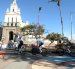Los ciclistas del Wielerploeg Groot Amsterdam recorren una de las plazas por donde pasó la Vuelta al Ecuador.
