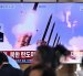 En Seúl, personas se sientan cerca de una pantalla de televisión que emite un noticiero con imágenes de archivo de una prueba de misiles de Corea del Norte, este domingo 20 de septiembre.