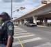 Integrantes de la Policía de Austin custodian la zona donde un migrante venezolano de 28 años resultó gravemente herido.