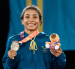 Lucía Yépez celebra en lo más alto del podio tras conquistar la medalla de oro en los 53 kg de lucha libre en los Juegos Sudamericanos Santa Fe 2026.