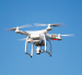 Un dron en vuelo, tecnología que deberá registrarse bajo la Ley de Aviación Civil en Ecuador.