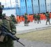 Militares custodian los centros penitenciarios de Ecuador como parte de las operaciones de seguridad y control de las cárceles.