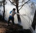 Ciudadanos utilizaron agua de sus viviendas para apoyar a los bomberos en las labores de control de los incendios forestales.