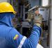 Técnicos trabajan en el restablecimiento de la energía.