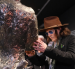 Johnny Depp en Estambul, junto a su escultura ‘The Bunnyman’, inspirada en un dibujo de su hijo Jack.