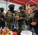 Botellas llenas y vacías de licor fueron encontradas durante el operativo que permitió localizar una fábrica clandestina en Llano Grande, norte de Quito.