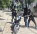 Soldados requisando a una persona este martes, como parte de las medidas de seguridad implementadas por el Gobierno, en Santa Marta (Colombia).