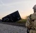 Ejército de Colombia prestando seguridad junto a un tren descarrilado este miércoles, en zona rural de Uribia (Colombia).
