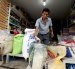 Un comerciante muestra que el arroz de grano largo es de mejor calidad y que la libra cuesta 0,50 dólares.