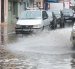 Lluvias afectaron 17 zonas de Guayaquil el miércoles; vías inundadas dejaron carros varados.