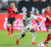 John Yeboah (C), de Ecuador, disputa el balón ante Lee Jae-sung (R), de Corea del Sur, en el amistoso disputado en Suwon, el 24 de septiembre de 2026.