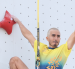 Carlos Granja celebra la medalla de oro que consiguió en escalada deportiva durante los Juegos Suramericanos Santa Fe 2026.