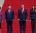 El presidente de China, Xi Jinping, posa junto a su homólogo estadounidense, Donald Trump y las primeras damas Peng Liyuan (i) y Melania Trump, durante su visita a los Archivos Nacionales de Estados Unidos.