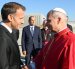 El papa León XIV (d) es recibido por el presidente francés, Emmanuel Macron (i) a su llegada al aeropuerto de París-Orly, Francia.