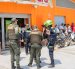 Integrantes de la Policía de Colombia custodian un negocio tras la violencia desatada por las paramilitares ACSN en Santa Marta (Colombia).