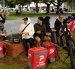 Repartidores cenan en una jornada de asistencia a personas vulnerables en Buenos Aires (Argentina).