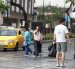 Peatones fueron sorprendidos por la lluvia en el centro de Guayaquil.