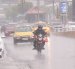 Lluvia en el norte de Guayaquil. Motociclistas usan vestimenta para protegerse.