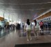 Pasajeros en el interior del aeropuerto de Guayaquil.