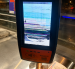 DAÑO. La pantalla del dispositivo presenta múltiples grietas y fallas visibles, afectando su funcionamiento y la experiencia de los usuarios del sistema actual.