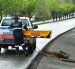 Agentes de tránsito retiran parte del expreso que se estrelló.