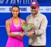 Leylah Fernández junto a su padre y entrenador recogió el trofeo de campeona de Singapur.