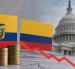 Monedas y las banderas de Ecuador y Colombia frente al Capitolio de Estados Unidos, en una imagen que ilustra la presión sobre los bonos emergentes por el alza de tasas.