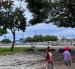 El parque lineal de la calle Portete es utilizado por vecinos para caminar y pasear a sus mascotas, aunque algunos moradores cuestionan la seguridad y el estado del espacio.