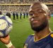Enner Valencia se llevó el balón del partido, tras anotar 3 goles con Boca ante Racing.