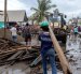 Un miembro de la Marina de México transporta una viga de madera durante la emergencia causada por el huracán Polo en Playa Azul, México, el 24 de septiembre de 2026.