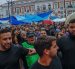 Vista del ambiente este lunes en la acampada en la madrileña Puerta del Sol en protesta por la situación de la vivienda, tras pasar un noche sin incidentes y sin la anunciada lluvia.