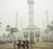Incendios forestales y terrestres en el patio de la Gran Mezquita Muyahidin en Pontianak, Kalimantan Occidental, el 23 de septiembre de 2026.