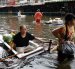 Un hombre tailandés se sienta en una balsa casera entre las aguas de una inundación después de comprar alimentos en Bangkok, Tailandia, el 28 de septiembre de 2026.