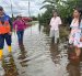 La inundación cubrió de agua un tramo vial de La Unión, donde, autoridades, moradores y personal de gestión de riesgos inspeccionaron la zona afectada.