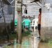 Un morador permanece dentro de su vivienda, rodeado por el agua acumulada tras las fuertes lluvias que afectaron a La Unión, en Quinindé.